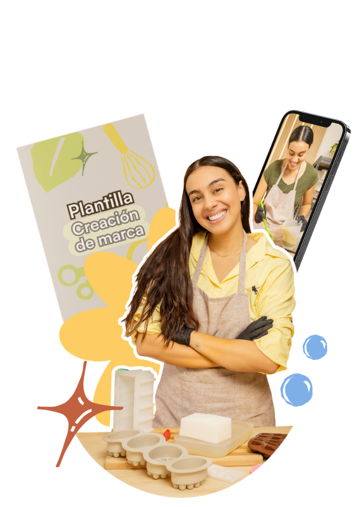 Luisa, fundadora de Emprende con Glicerina, rodeada de plantillas, materiales y resultados de sus alumnas